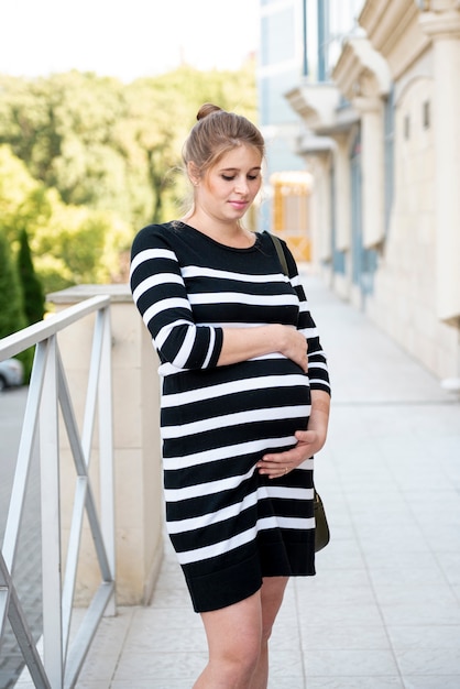 Foto grátis médio, tiro, mulher grávida, segurando, barriga