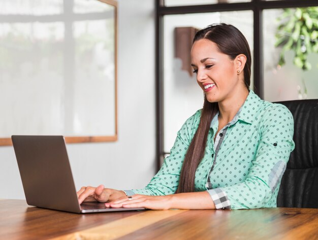 Médio, tiro, mulher, olhar, dela, laptop