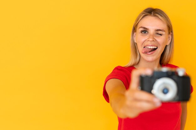 Foto grátis médio, tiro, mulher segura câmera