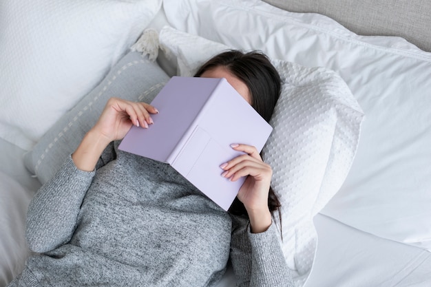 Foto grátis médio, tiro, mulher segura livro