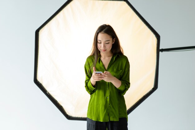 Médio, tiro, mulher segura, smartphone