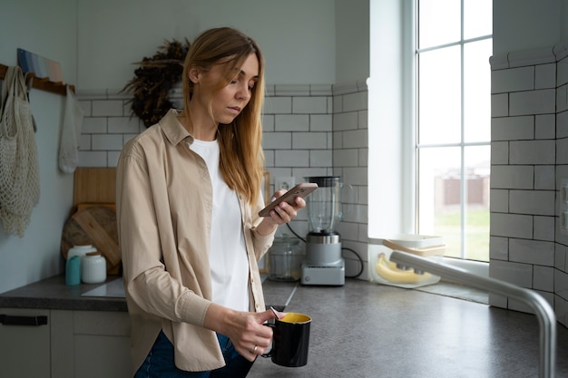 Médio, tiro, mulher segura, smartphone