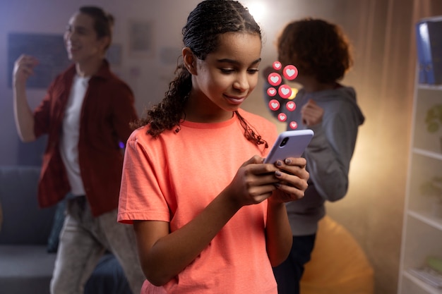 Médio, tiro, mulher segura, smartphone