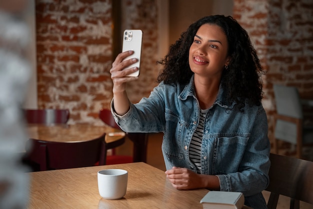 Foto grátis médio, tiro, mulher segura, smartphone