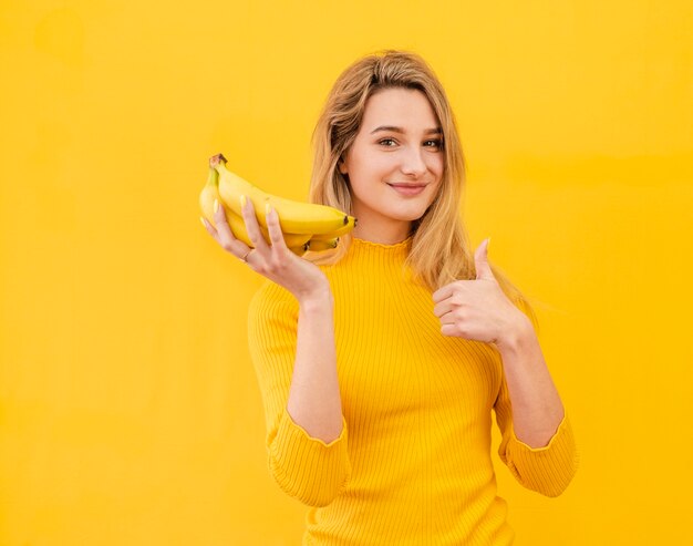 Médio, tiro, mulher, segurando, bananas