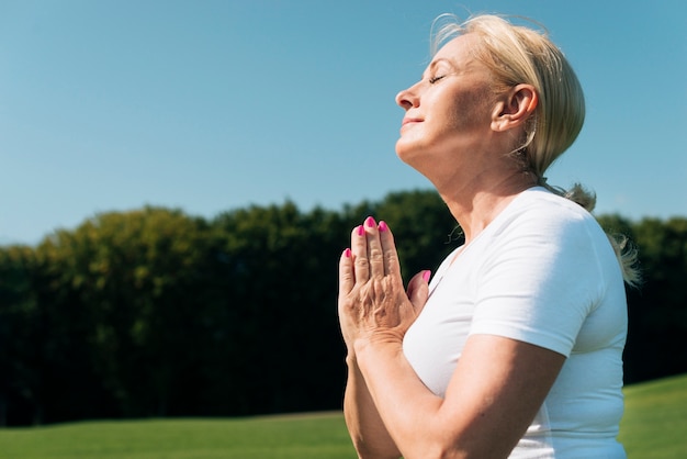 Médio, tiro, mulher velha, meditar