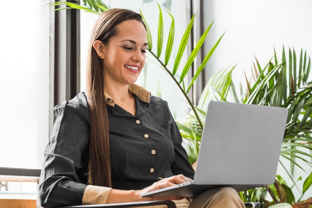 Médio, tiro, mulher, verificar, estatísticas, ligado, laptop