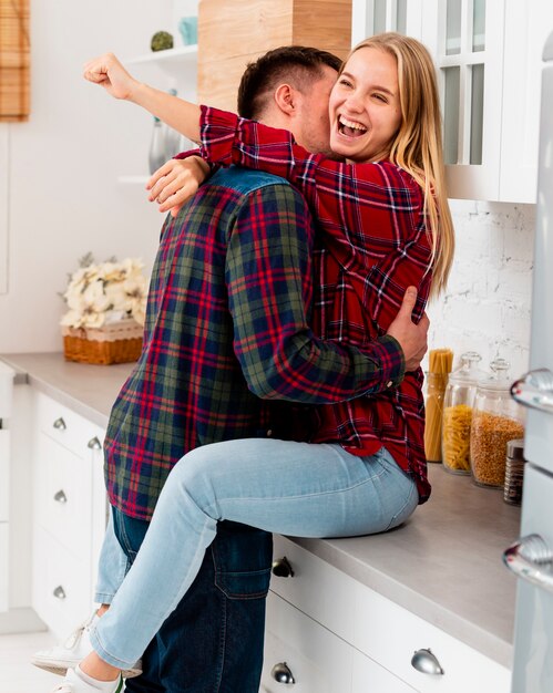 Médio, tiro, namorado, beijando, menina, cozinha