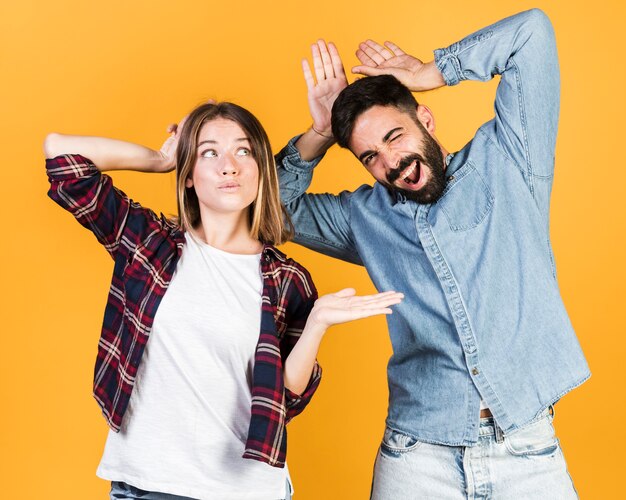 Foto grátis médio, tiro, par, fazendo caretas