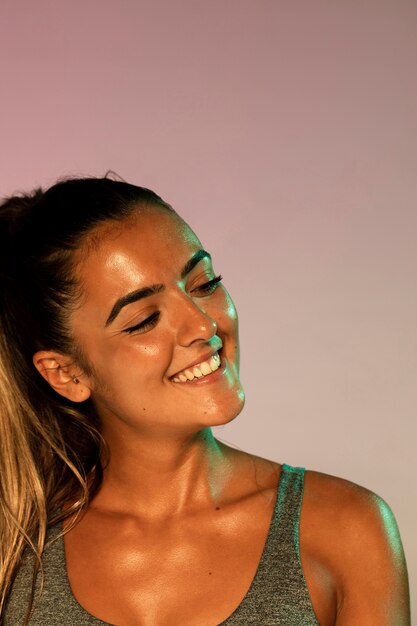 Médio, tiro, smiley, atleta, com, fechado, olhos