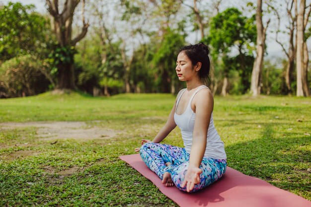 Meditação relaxada no parque