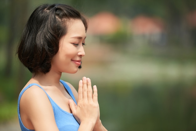 Meditando mulher asiática