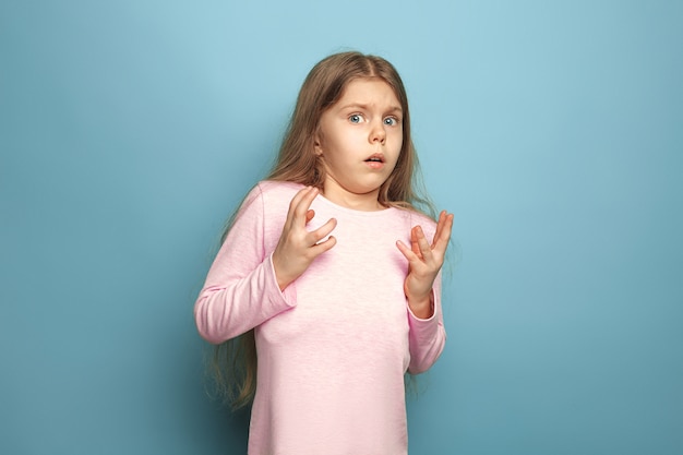 Foto grátis medo. menina adolescente assustada surpresa em azul. expressões faciais e conceito de emoções de pessoas