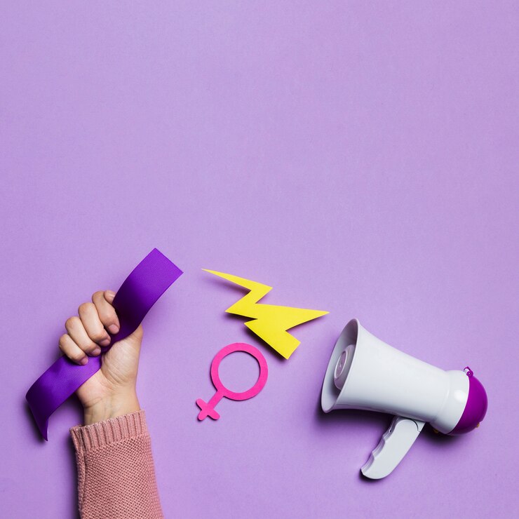 Foto grátis megafone e mão de mulher copiam o espaço
