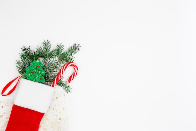 Foto grátis meia de natal com detalhes decorativos no espaço de cópia de fundo branco