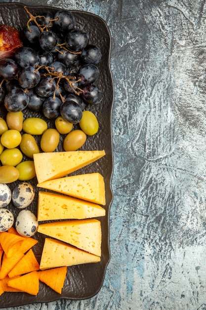 Meia dose do delicioso melhor lanche para vinho servido na bandeja marrom no lado direito sobre fundo de gelo