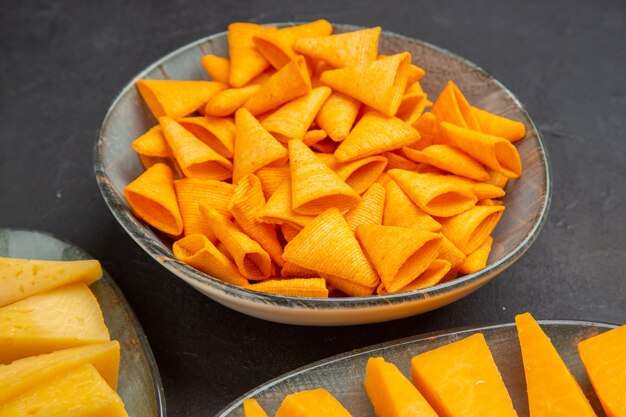 Meia foto de deliciosos petiscos para festas no lado esquerdo em um fundo escuro