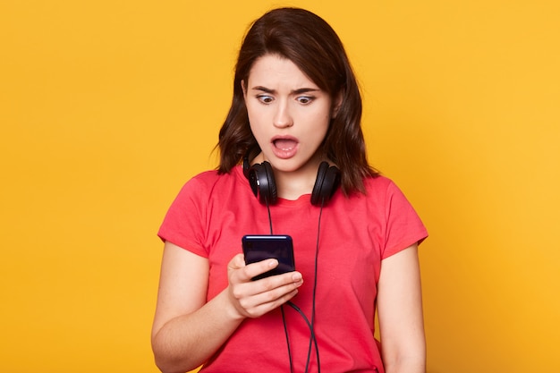 Meia lengh retrato de menina bonita jovem vestindo camiseta casual