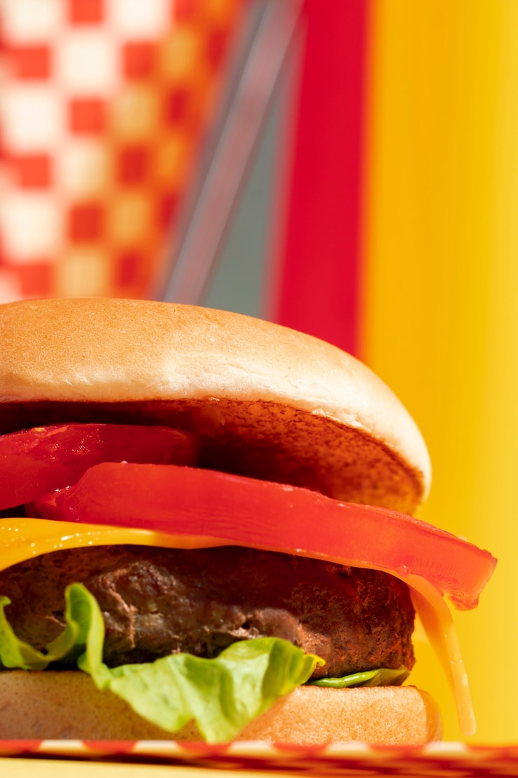 Foto grátis meio cheeseburger com tomate e salada