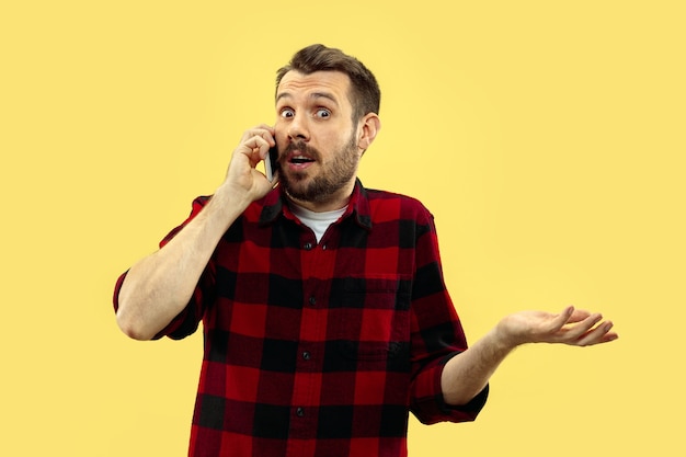 Foto grátis meio comprimento close-up retrato de jovem em camisa no espaço amarelo