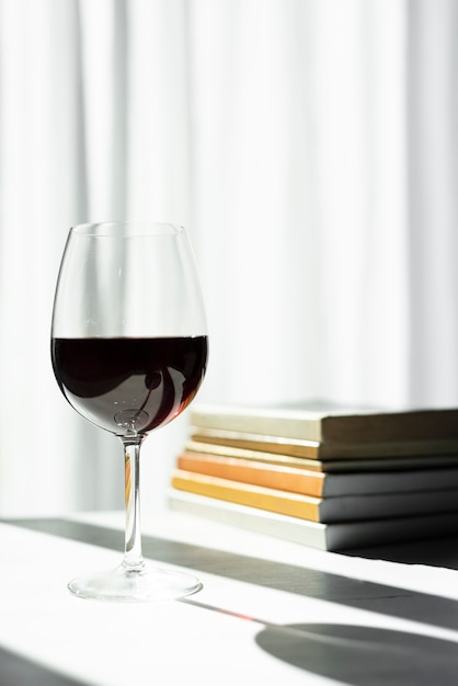 Foto grátis meio copo de vinho tinto vazio com sombra