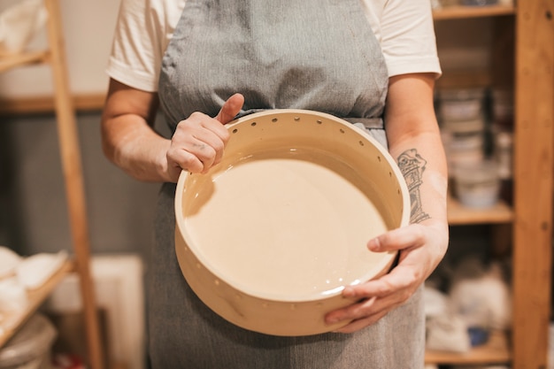 Meio, de, um, femininas, oleiro, mostrando, cerâmico, recipiente, em, mão