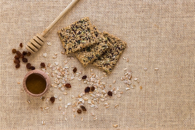 Foto grátis mel perto de biscoitos