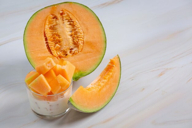 Melão japonês ou cantalupo, melão, fruta da época, conceito de saúde.