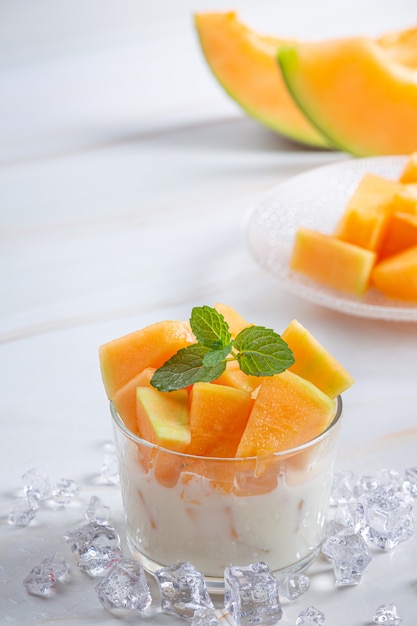 Melão japonês ou cantalupo, melão, fruta da época, conceito de saúde.