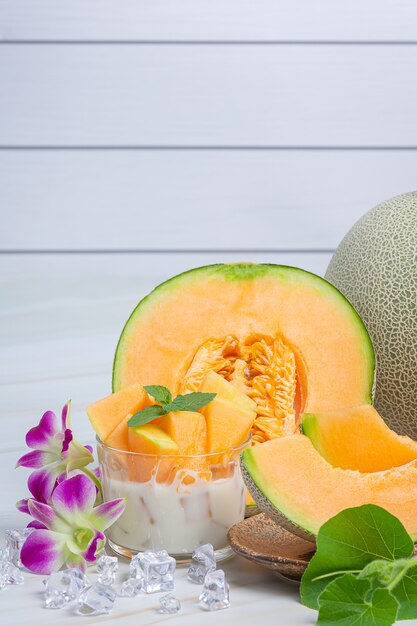 Melão japonês ou cantalupo, melão, fruta da época, conceito de saúde.