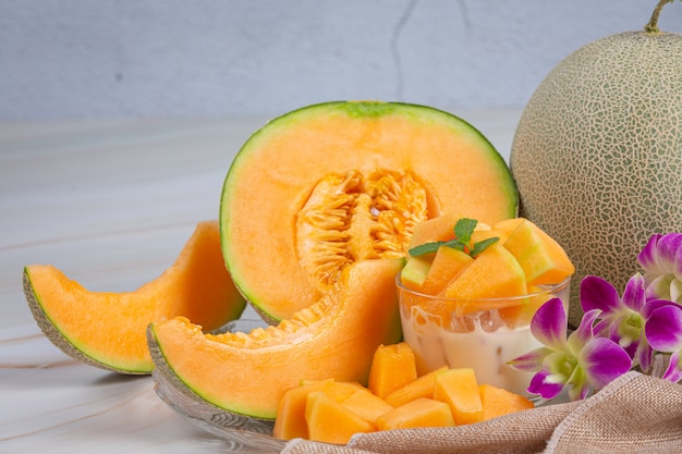 Melão japonês ou cantalupo, melão, fruta da época, conceito de saúde.