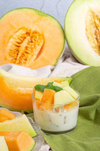 Melão japonês ou cantalupo, melão, fruta da época, conceito de saúde.