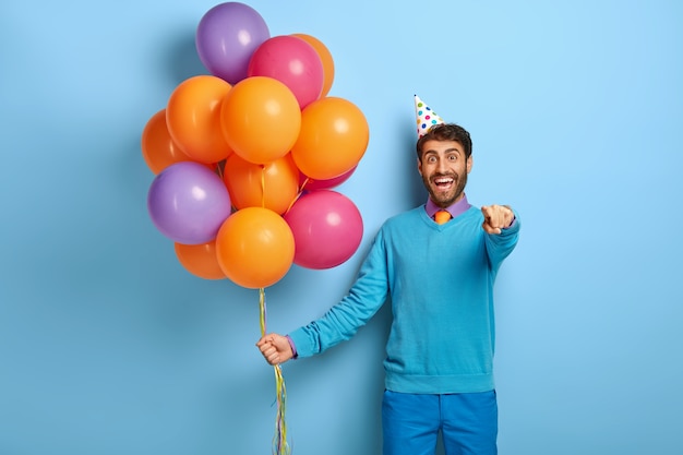 Melhor festa de todas. Ainda bem que jovem com sorriso dentuço e chapéu pontudo