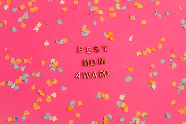 Foto grátis melhor título de prêmio mãe entre confetes