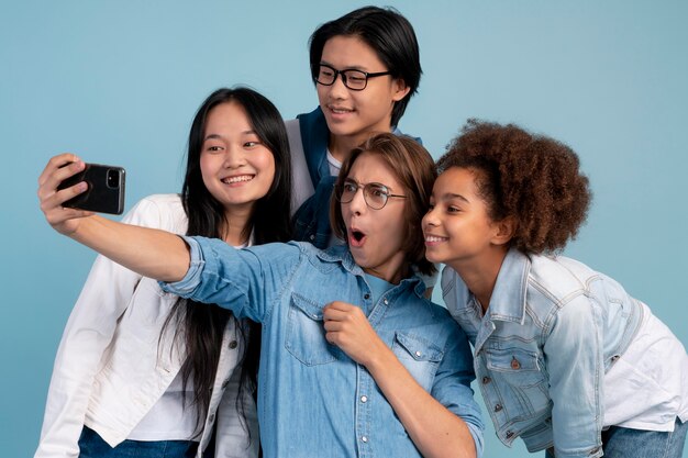 Melhores amigas adolescentes posando juntas enquanto fazem uma selfie