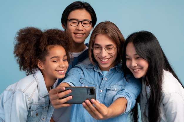 Melhores amigas adolescentes posando juntas enquanto fazem uma selfie