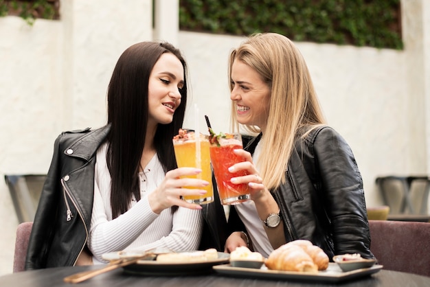 Foto grátis melhores amigas brindando com coquetéis