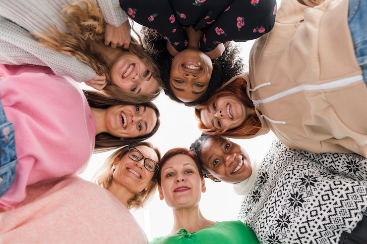 Foto grátis melhores amigas de baixo ângulo, olhando para baixo