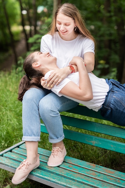 Melhores amigas em um banco falando