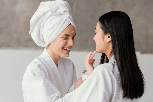 Foto grátis melhores amigas fazendo um tratamento de beleza em casa