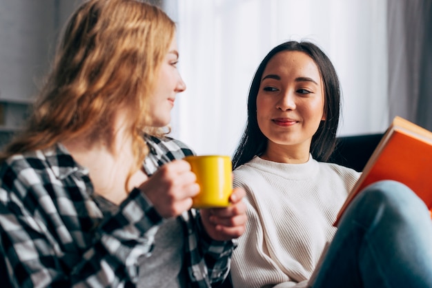 Melhores amigas olhando para o outro em casa