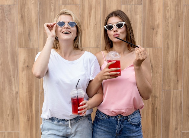 Melhores amigas posando em um fundo de madeira