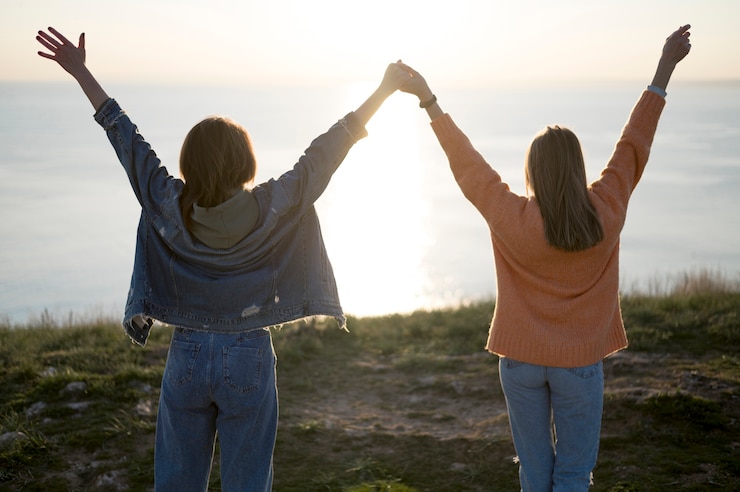 Foto grátis melhores amigas, segurando suas mãos no ar