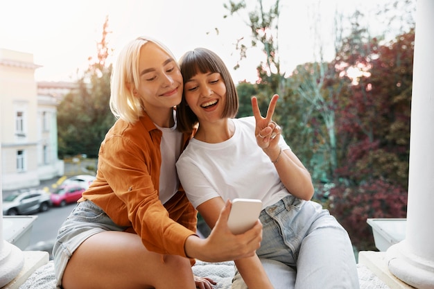 Melhores amigas tirando uma selfie em uma festa