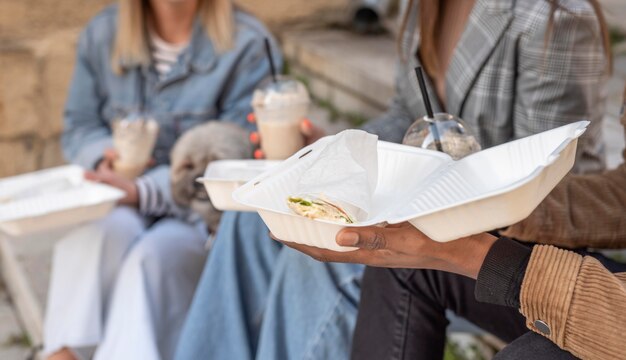 Melhores amigos a passear enquanto desfrutam de uma chávena de café.
