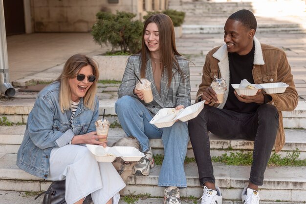 Melhores amigos a passear enquanto desfrutam de uma chávena de café.