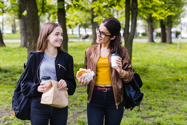 Foto grátis melhores amigos almoçando no parque