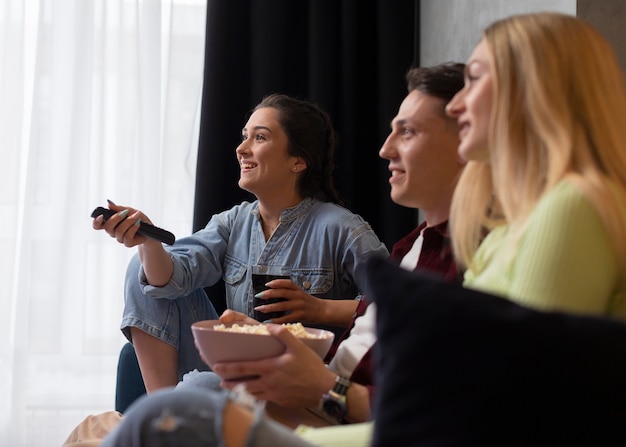 Foto grátis melhores amigos assistindo serviço de streaming juntos dentro de casa