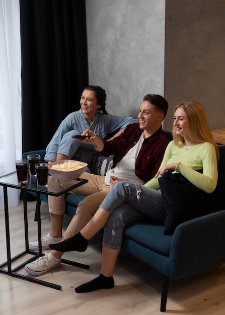 Foto grátis melhores amigos assistindo serviço de streaming juntos dentro de casa