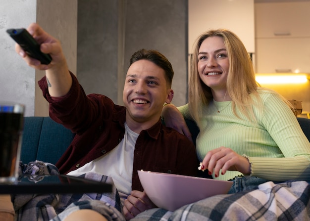 Foto grátis melhores amigos assistindo serviço de streaming juntos dentro de casa